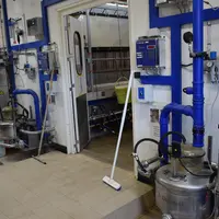 L'installation de traite bien particulière de la ferme expérimentale du Pradel (en réalité deux salle de traite en parallèle) permet de réaliser des e