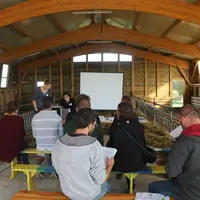 Le bâtiment des chevrettes accueillant du public pour la journée caprine régionale.
