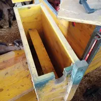 Michel Irumé a utilisé des planches de coffrage, un verrou et des charnières pour l’ouverture par le haut et une barre transversale à l’intérieur pour