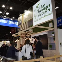 Les visiteurs ont appris à déguster un fromage de chèvre, et découvert pourquoi il est blanc à côté des fromages au lait de vache, la chèvre digérant