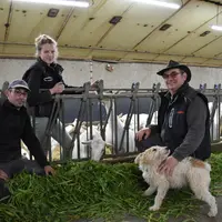 Christophe et Simon Tardet, associés  du Gaec Les Caprins de St Martin, avec leur salariée, Clémence Albert, utilisent toutes les cordes à leur arc po