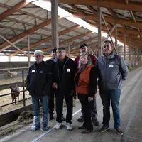 Aymeric Gerbaud (à d.), éleveur en Vendée, représentant de la filière caprine au syndicat Jeunes Agriculteurs, avec ses parents et frères, associés du
