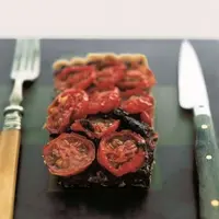 Tarte aux tomates, tapenade et pélardon