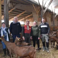Virginie Tardif et Jean-Luc Romejon, conseillers Seenovia, accompagnent Fabrice et Mathilde Mahou et Maxence Charon dans leur projet d'installation.