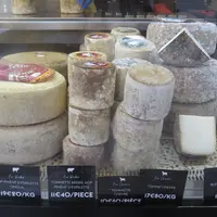 Parmi les fromages de Berria, une tommette pur chèvre médaillée d'or au mondial du fromage 2019. Une belle récompense trois après l'ouverture de la co