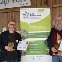 Deux lauréats des Trèfles d'or de Cap Protéines ont été récompensés lors de la journée Cap'vert à Lusignan : Christophe Favard (à g.), éleveur de 200