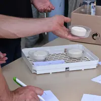 Le lait est composé à 87 % d’eau. Un fromage lactique à 12 jours d’affinage contient moins de 50 % d’eau, on y a concentré matière grasse et matière p