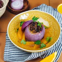 Oignons rouges farcis de chevreau confit à la libanaise