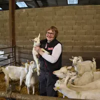 À Saurais dans les Deux-Sèvres, Nathalie Maudet élève un peu plus de 400 chèvres et 35 mères parthenaises sur 70 hectares.
