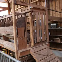 La salle de traite en bois est plus économique mais un quai en béton faciliterait le nettoyage. © B. Morel