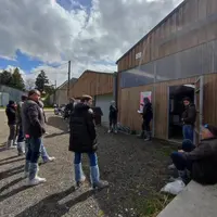 Groupe d'éleveurs en visite de chèvrerie