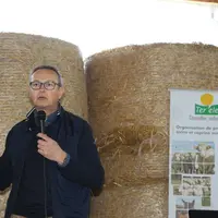 Christophe Maudet de la coopérative Terrena, homme devant botte de foin