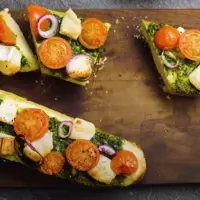 Cette baguette au pesto et au chèvre est idéale pour un apéro entre amis !