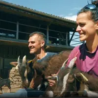Mathias et Charline Chebrou, éleveurs de chevrettes Poitevines avec leurs chèvres