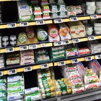 Rayon fromages au lait de chèvre, bûches de chèvre, de supermarché.