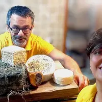 Deux fromagers et leurs fromages