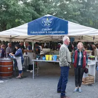 Personnes devant un chapiteau