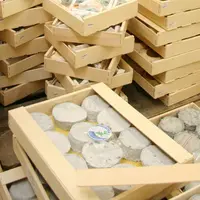 Fromages dans des caisses en bois
