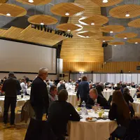 Vaste salle avec des jurés dégustant des fromages de chèvres à Capr'Inov 2023