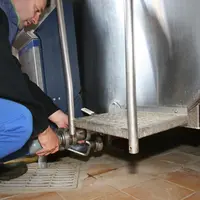 Un laitier collecte le lait de chèvre dans un tank
