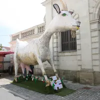 Chèvre géante devant un bâtiment de Sainte-Maure-de-Touraine