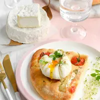 Focaccia au mothais sur feuille et œuf poché