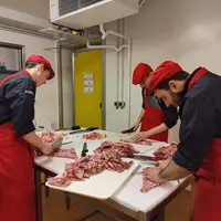 Dans le cadre du plan de filière chevreau d’Auvergne-Rhône-Alpes, des formations sont organisées dans les centres d’apprentissage boucher afin de fair