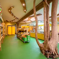 Refaite récemment à neuf, la boutique est grande et accueillante. Elise et Jérôme y revendent également des produits de producteurs locaux.