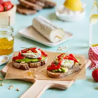 Tartine de sainte-maure-de-touraine, fraises et avocat