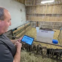 Laurent Poulet et sa balance d’autopesée pour chevrettes