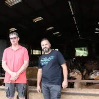 Michel Irumé et Anthony Plantard devant les chèvres