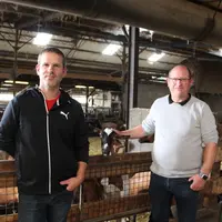 Benoît et Emmanuel Bretaudeau dans la chèvrerie