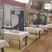 Tables de dégustation au concours de fromages de Selles-sur-Cher