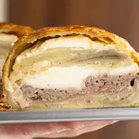 Tourte rustique aux petites pommes de terre, saucisse de bœuf, chou blanc mariné et chabichou du Poitou