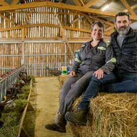 Audrey et Olivier Paccard dans la chèvrerie