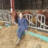 Amélie Villette avec des vaches allaitantes
