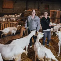 Deux éleveuses posent au milieu des chèvres pour l'affiche de Capr'Inov 2025