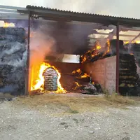 <em class="placeholder">Le hangar et tout son contenu ont pris feu.</em>