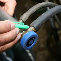 Nettoyage des orifices calibrés sur une machine à traire