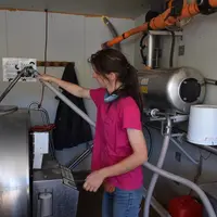 Jeune éleveuse dans la laiterie