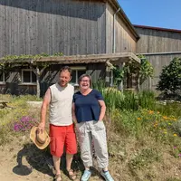 <em class="placeholder">Sébastien et Nathalie Bedel devant la fromagerie</em>