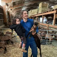 <em class="placeholder">Amélie avec ses chevrettes et sa fille</em>