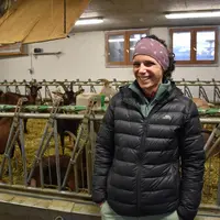 Ana Venot dans sa chèvrerie