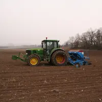 <em class="placeholder">I M G _ 9 1 0 9 / semis de pois protéagineux de printemps sous les flocons, semoir, temps brumeux, brume</em>