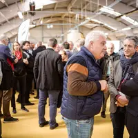Dans les allées de Capr'Inov, des éleveurs discutent