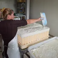 Une fromagère moule ses fromages de chèvres en Indre-et-Loire.