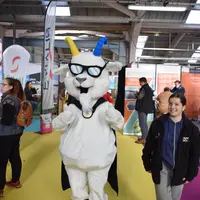La mascotte dans les allées du salon Capr'Inov de Niort