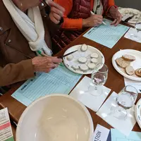 Table de jurés au concours de fromages au Centre-Val de Loire
