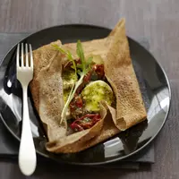 Galette de sarrasin, tomates confites, pistou et bûchette de chèvre affinée