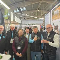 Les représentants français et chinois sur le stand Capgènes au salon Capr'Inov